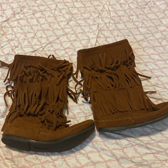 Minnetonka 3-Layer Fringe Boot - Picture 4 of 5